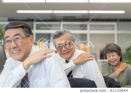 still shoulders, business, business man 61110644