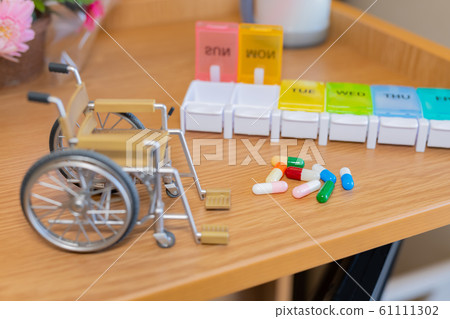 醫院輪椅和一周藥盒膠囊藥 61111302