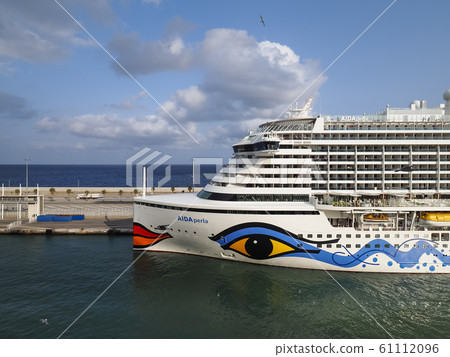 巴塞羅那港口大型遊輪AIDA Perla在巴塞羅那 巴塞羅那港口大型遊輪AIDA Perla在巴塞羅那 61112096