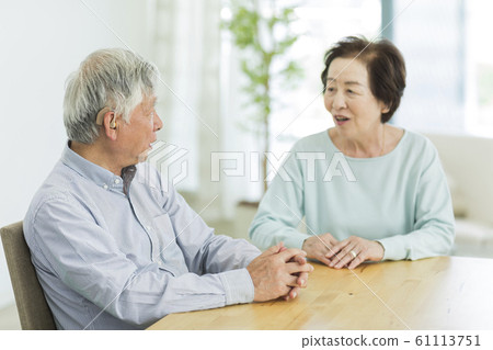 Senior couple hearing aid 61113751