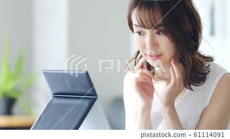 Women who check your skin Women who check your skin 61114091