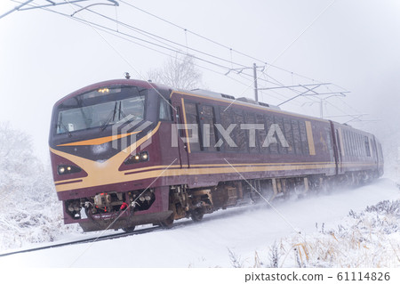 在暴風雪中行駛的Minori車輛 61114826