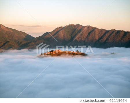 從Rikunkyo峽谷看到的武田城堡遺址的雲海 61115654