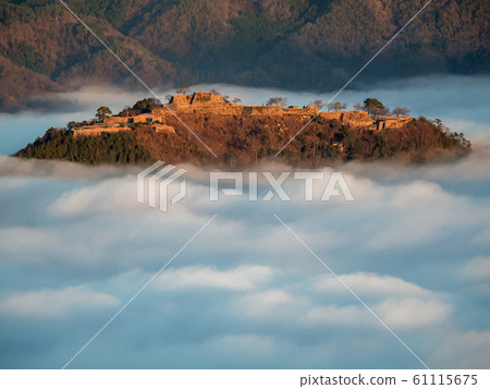 從Rikunkyo峽谷看到的武田城堡遺址的雲海 61115675