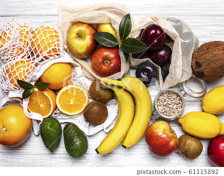 Mesh shopping bags with apples 61115892