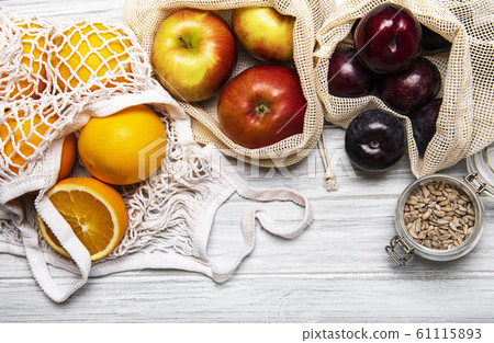Mesh shopping bags with fruits 61115893