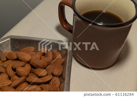 杏仁和咖啡 61116284