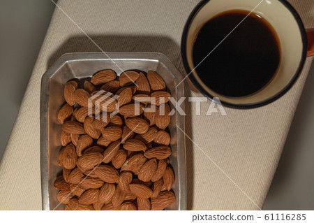 杏仁和咖啡 61116285