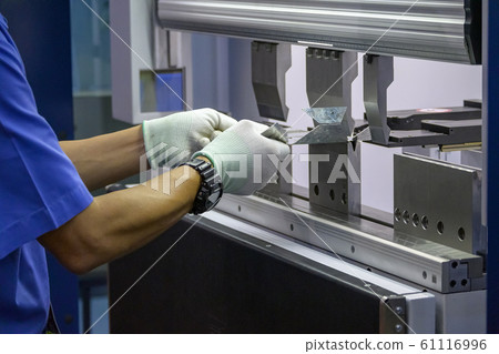 Operation of hydraulic bending machine. 61116996