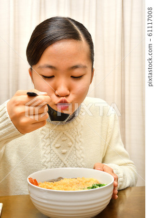 女孩吃除夕蕎麥麵（除夕） 61117008