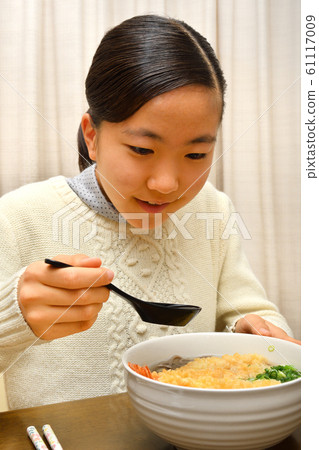 女孩吃除夕蕎麥麵（除夕） 61117009