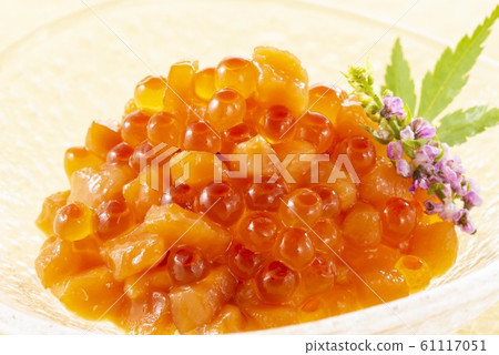 Soy sauce pickling of salmon roe made from delicious salmon 61117051
