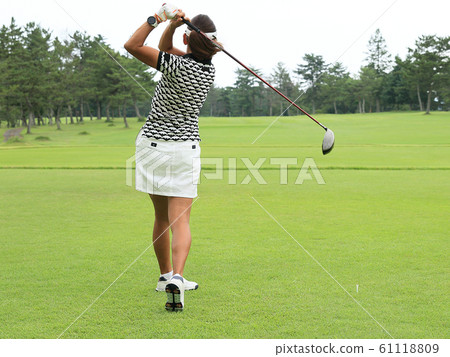 擊中發球區域射擊的婦女 61118809