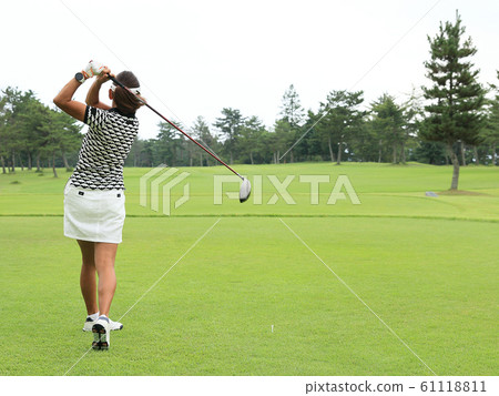 擊中發球區域射擊的婦女 61118811