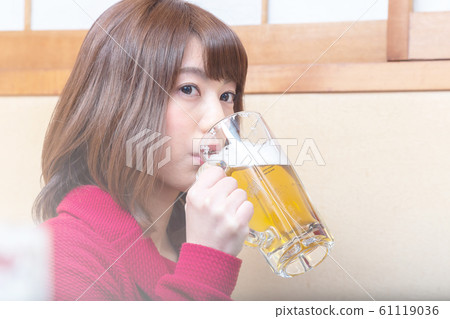Woman drinking beer 61119036