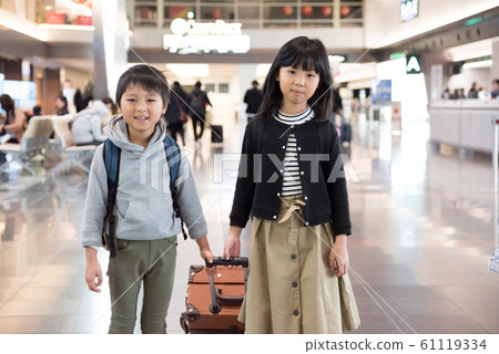 airport, younger, grinning 61119334