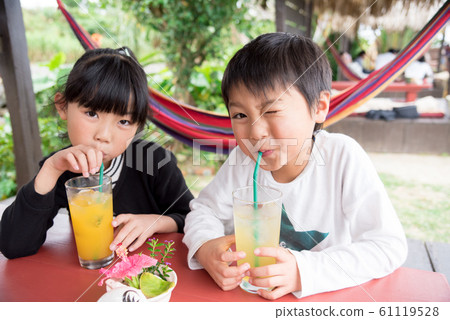 孩子們在一家時尚的咖啡館喝果汁 孩子們在一家時尚的咖啡館喝果汁 61119528