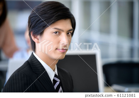 Office men businessmen 61121081