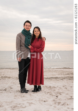 Couple dating sea 61121263