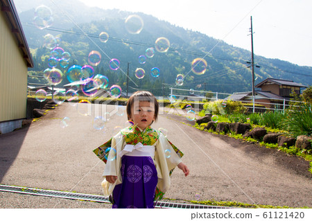 帶有幼稚服裝的孩子的肥皂泡 61121420