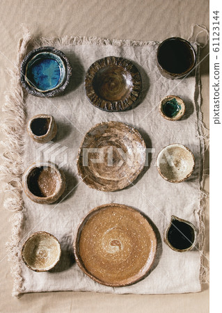Variety of ceramic dishes 61123144