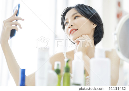 woman, beauty, make up, skincare 61131482