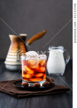 Phase of making iced coffee Phase of making iced coffee 61131548