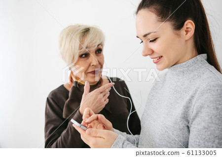 Young girl and elderly woman 61133005