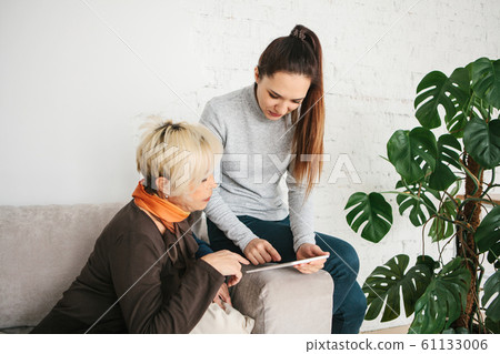 Young girl and elderly woman 61133006