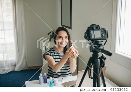 A fashion blogger records the video 61133012