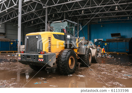 Waste recycling plant. Garbage sorting 61133596