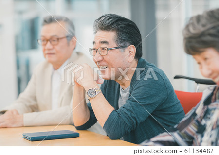 senior, man and woman, meeting 61134482