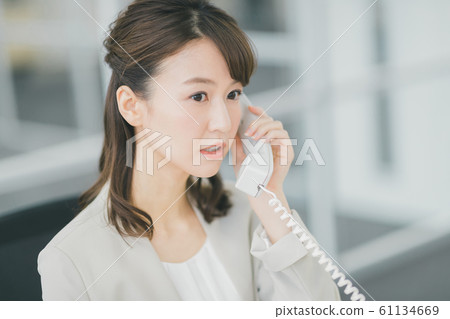 電話 事業女性 商務女性 61134669