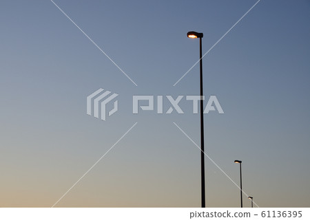 路燈照明黃昏日落 路燈照明黃昏日落 61136395