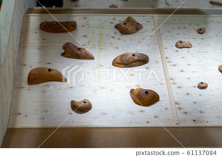 抱石抱石牆牆木舉行攀登健身房抱石健身房 抱石抱石牆牆木舉行攀登健身房抱石健身房 61137084