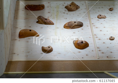 抱石抱石牆牆木舉行攀登健身房抱石健身房 抱石抱石牆牆木舉行攀登健身房抱石健身房 61137085