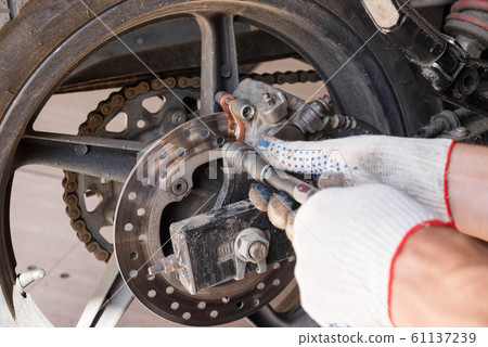 The process of replacing brake pads on a 61137239
