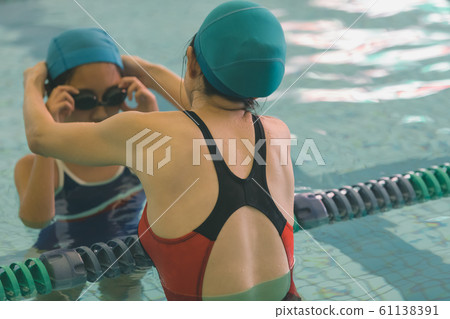 Kids swimming 61138391