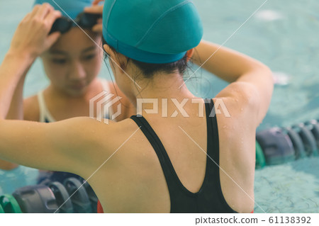 孩子們游泳 61138392