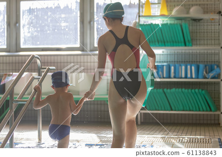 Kids swimming 61138843