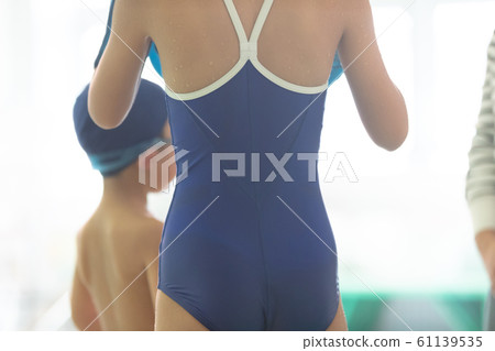 Kids swimming 61139535