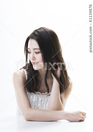 Young woman beauty 61139876