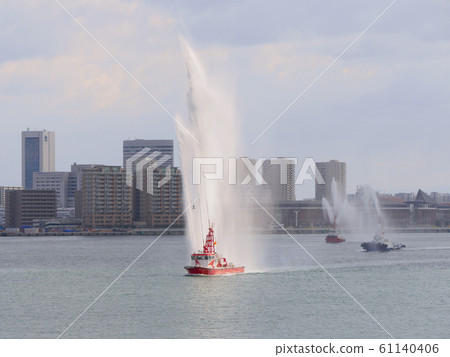 Kobe Fire Driving First Class (water discharge training by fire boat) / Meriken Park 61140406
