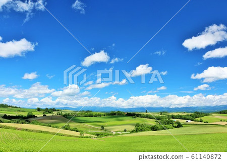 北海道夏天的藍天和美瑛的土地 61140872