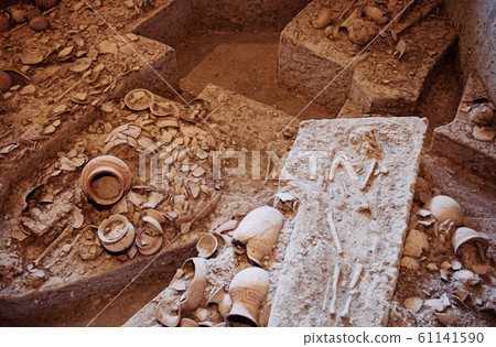 Ancient pottery and prehistory human bones in Ban Chiang Museum 61141590