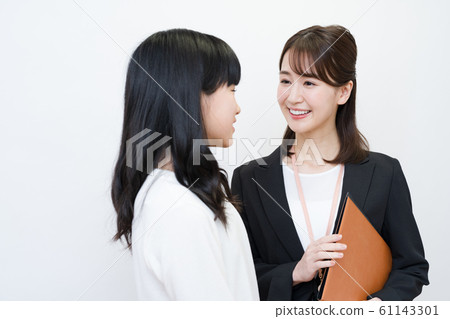 Cram school teacher and student image (white background, female, elementary and junior high school students) Cram school teacher and student image (white background, female, elementary and junior high school students) 61143301
