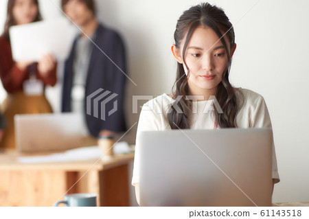 A young lady who operates a personal computer 61143518
