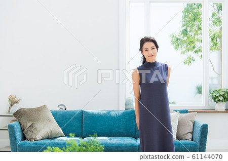 在客廳裡的年輕女子 在客廳裡的年輕女子 61144070