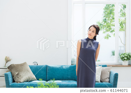 在客廳裡的年輕女子 61144071