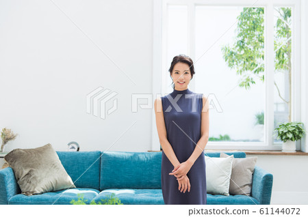 在客廳裡的年輕女子 61144072